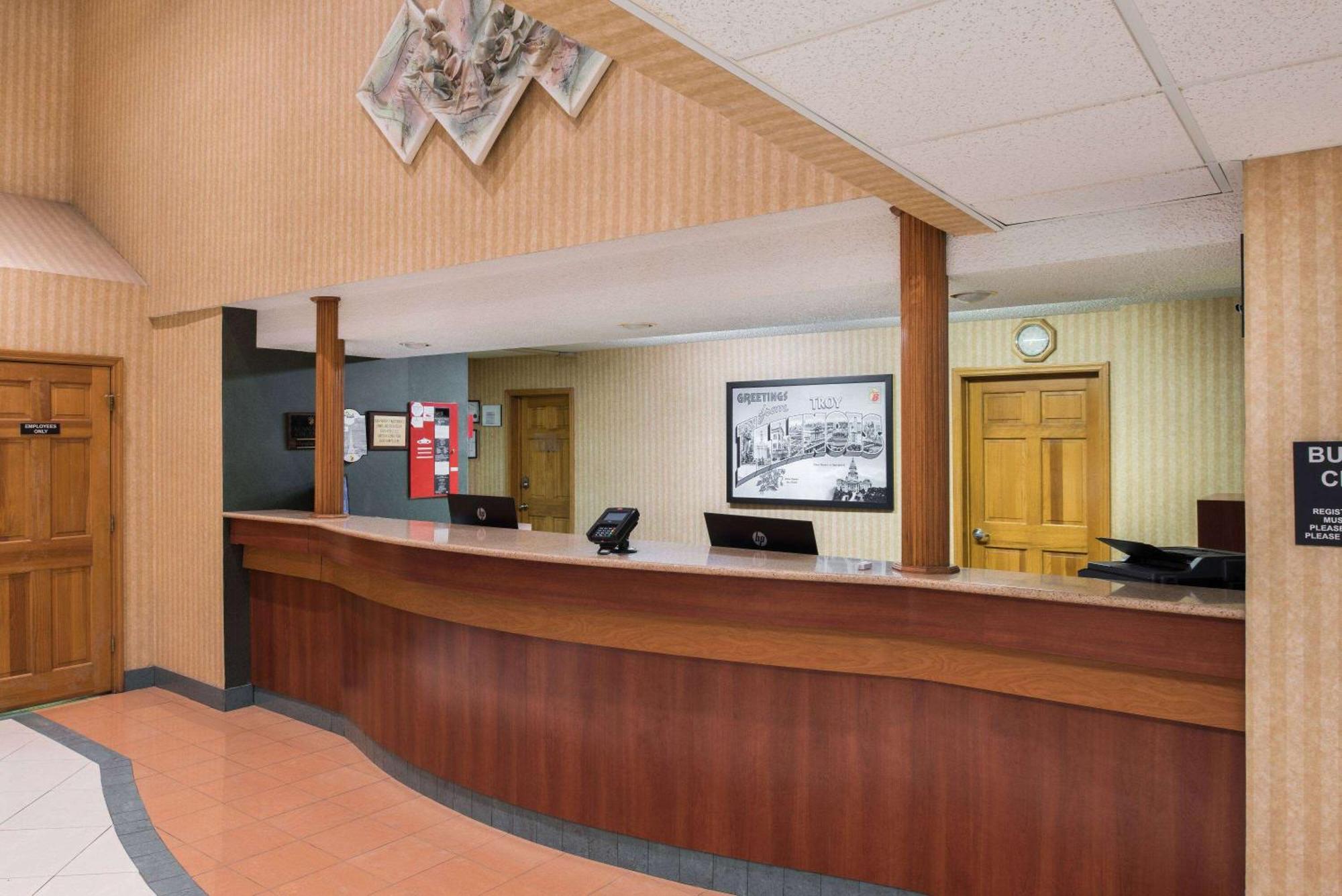 Готель Super 8 By Wyndham Troy Il/St. Louis Area Екстер'єр фото